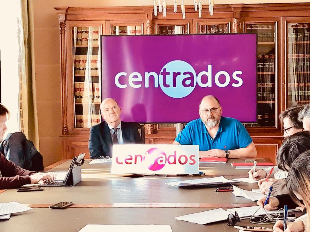 Cosme Aranguren, portavoz de Centrados, junto al abogado Jesús Tovar