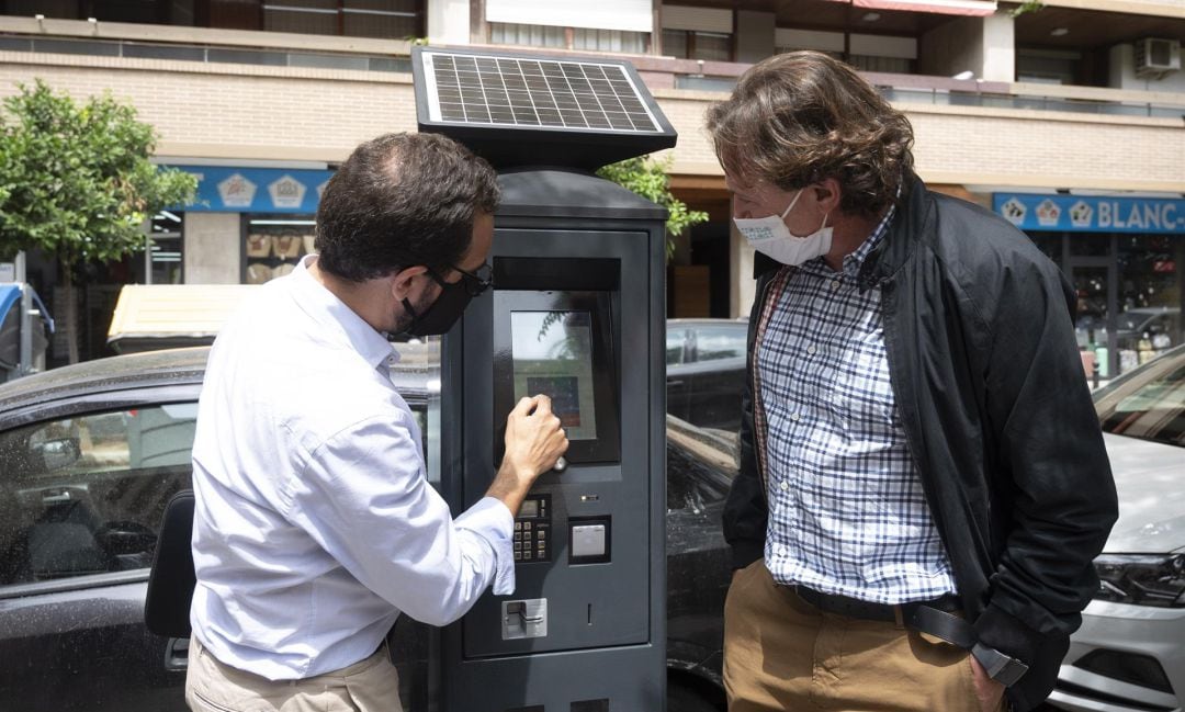 El edil de Movilidad Sostenible, Giuseppe Grezzi (derecha), junto a uno de los nuevos parquimetros de la ORA.