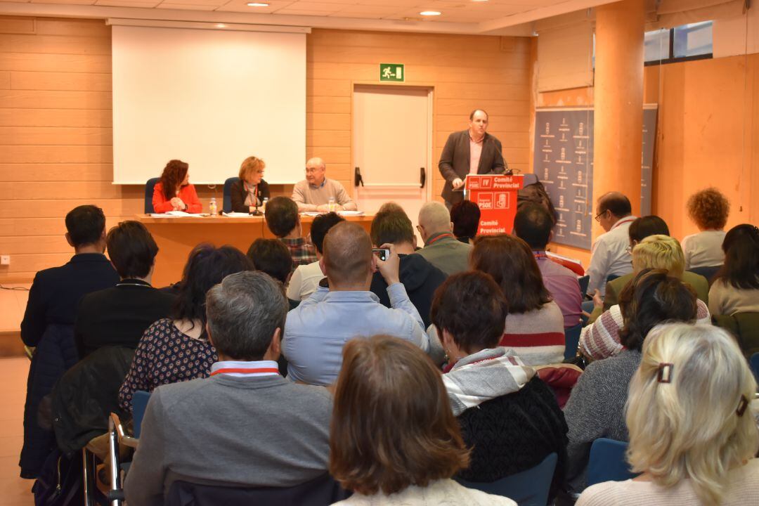 El secretario provincial José Luis Aceves durante su intervención en el comité provincial de su partido