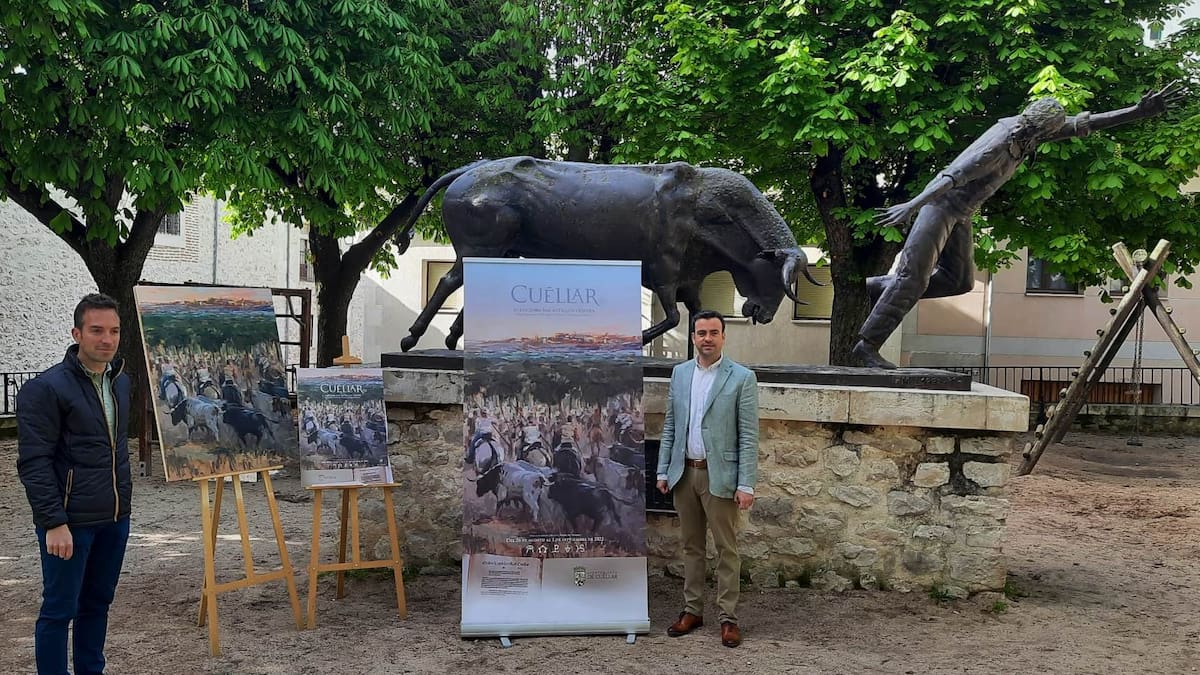 Mario Pastor, pintor y Carlos Fraile, alcalde de Cuéllar, presentan el cartel anunciador de las Fiestas de los encierros de 2022