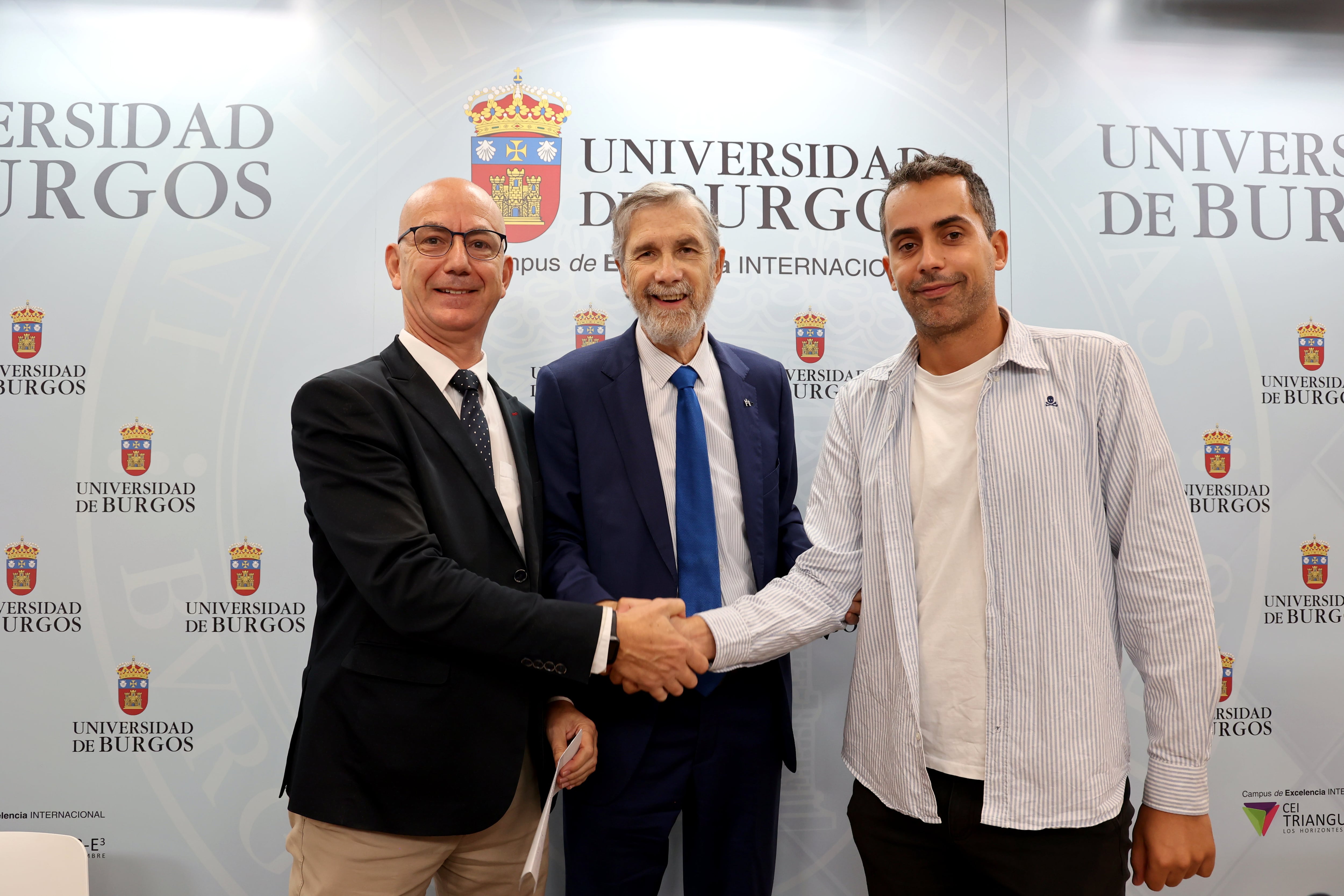 El investigador Andrés Díaz Portugal (dcha.) con el rector Pérez Mateos (centro) y José Miguel García Pérez, vicerrector de Investigación, Transferencia e Innovación