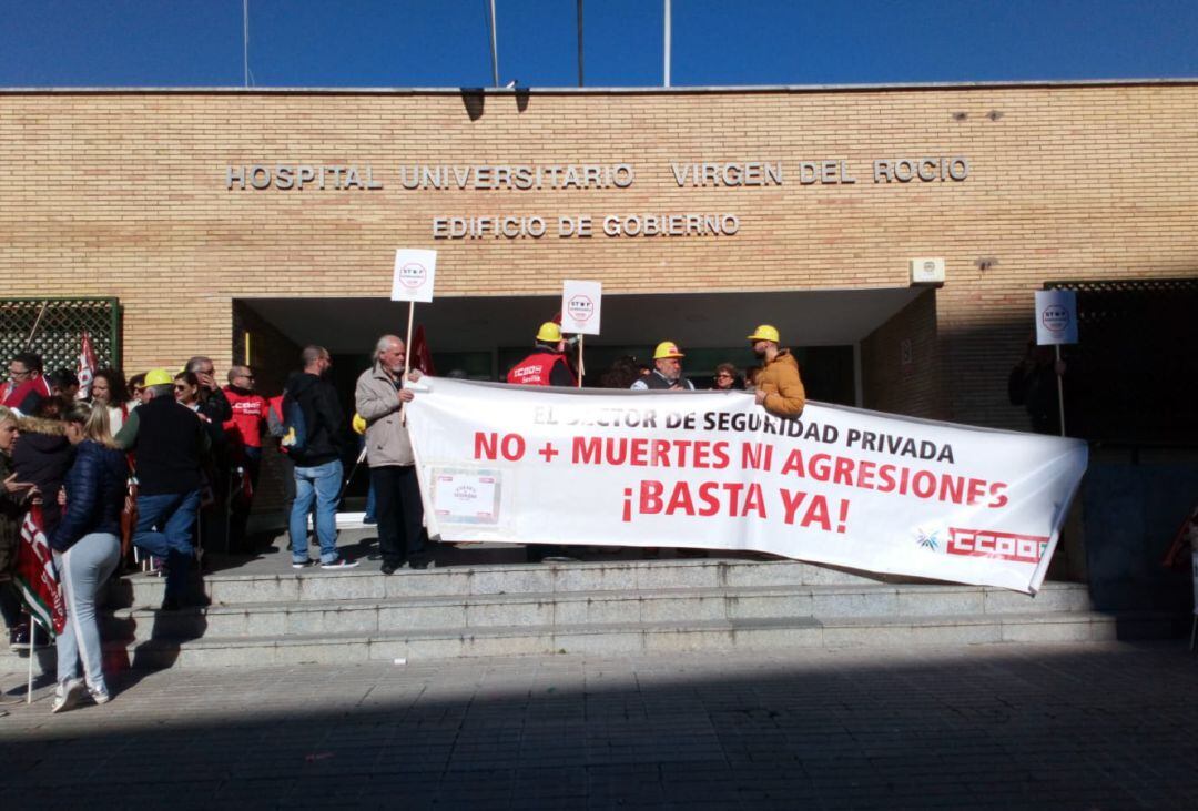 Concentración de profesionales de la seguridad privada este martes a las puertas del Edificio de Gobierno del Virgen del Rocío