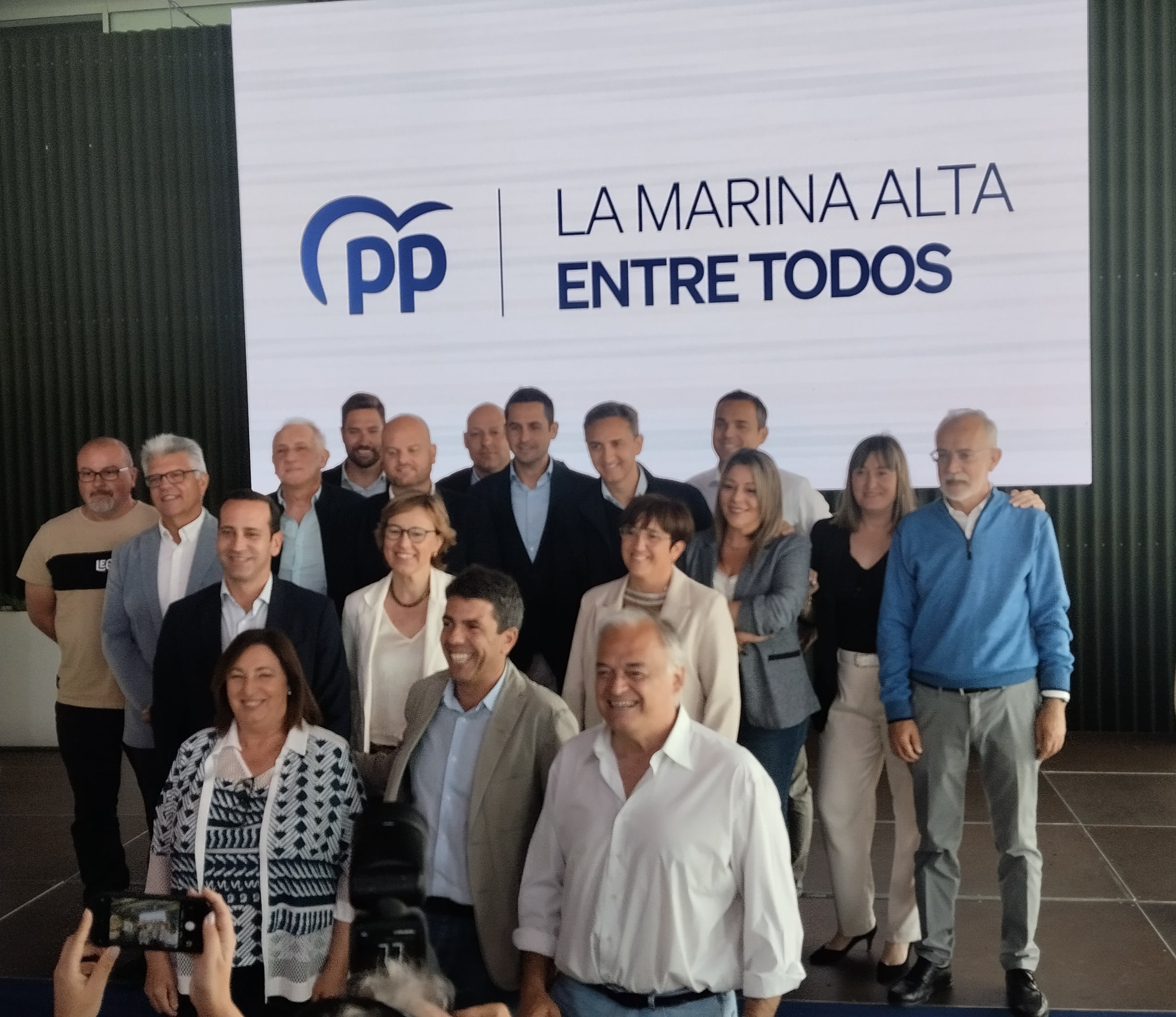 Foto de familia de los candidatos del PP a las alcaldías de la Marina Alta, con Carlos Mazón y Esteban González Pons.