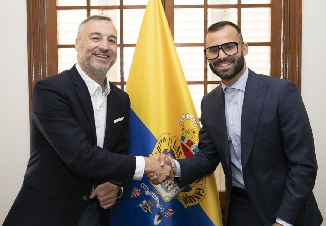 Jesé Rodríguez posa con Miguel Ángel Ramírez tras firmar su nuevo contrato