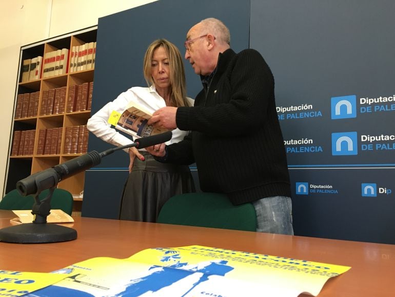 La diputada de Cultura, Carmen Fernández acompaña en la presentación de la I Feria del Libro Jacobeo, al presidente de la Asociación de Amigos del Camino de Santiago, Ángel Luis Barreda