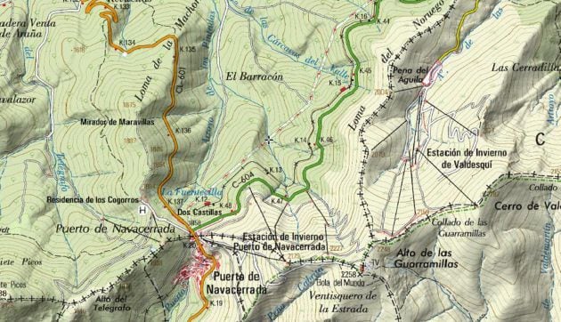 Mapa geográfico del Puerto de Navacerrada donde la línea de cruces marca el límite provincial entre Madrid y Segovia en la zona