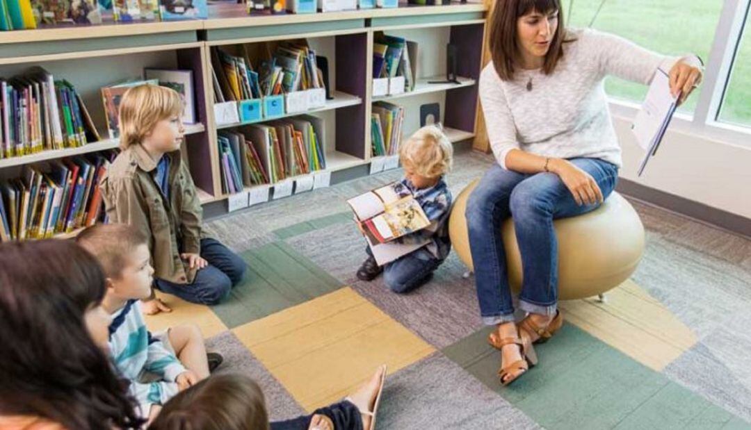 Sesión de cuenta cuentos en la Biblioteca Rafael Azcona.