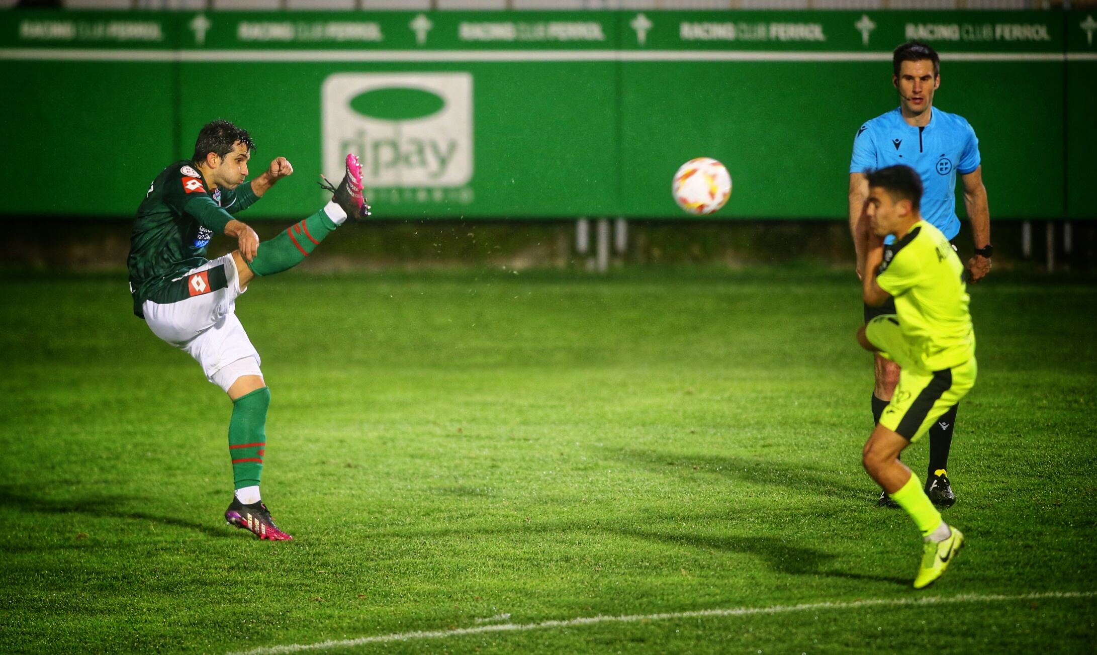 Álex López, en una jugada del Racing-Ceuta de esta temporada en A Malata (foto: Cadena SER)