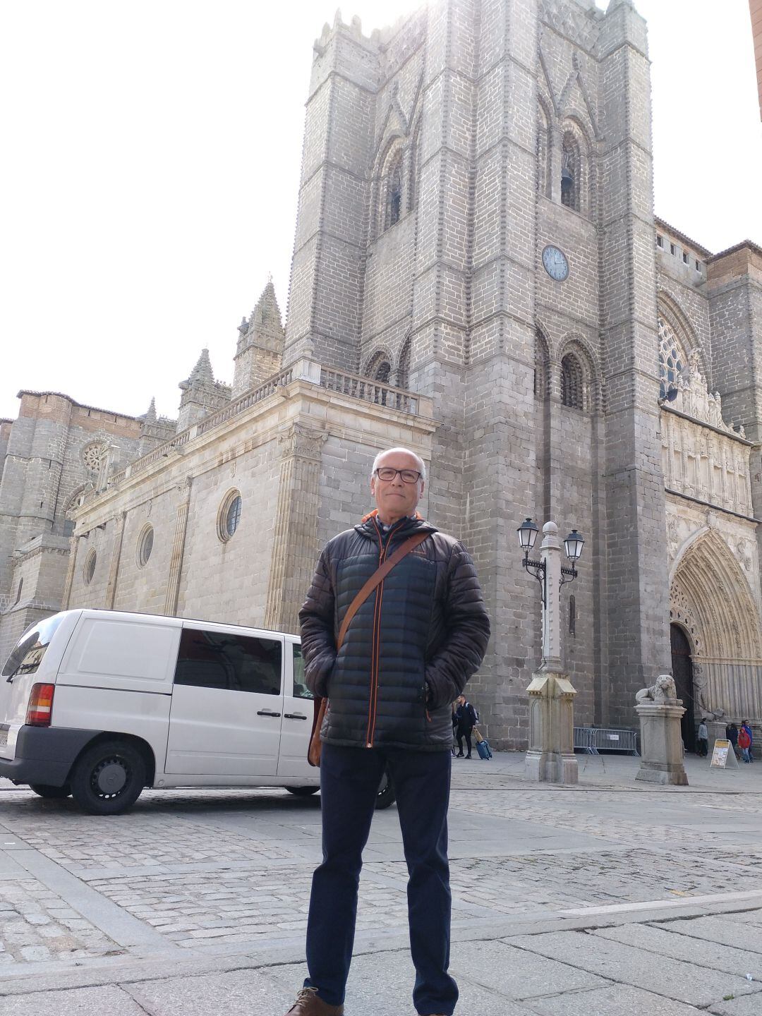 Carlos Martín ha posado este martes ante la Catedral de Ávila