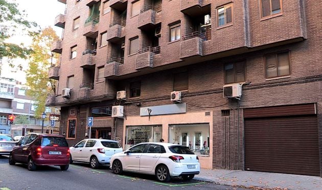 Vista del edificio donde una mujer de 65 años, que iba a ser desahuciada hoy, ha fallecido tras tirarse desde su domicilio