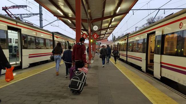 Viajeros en la estación de RENFE de Guadalajara