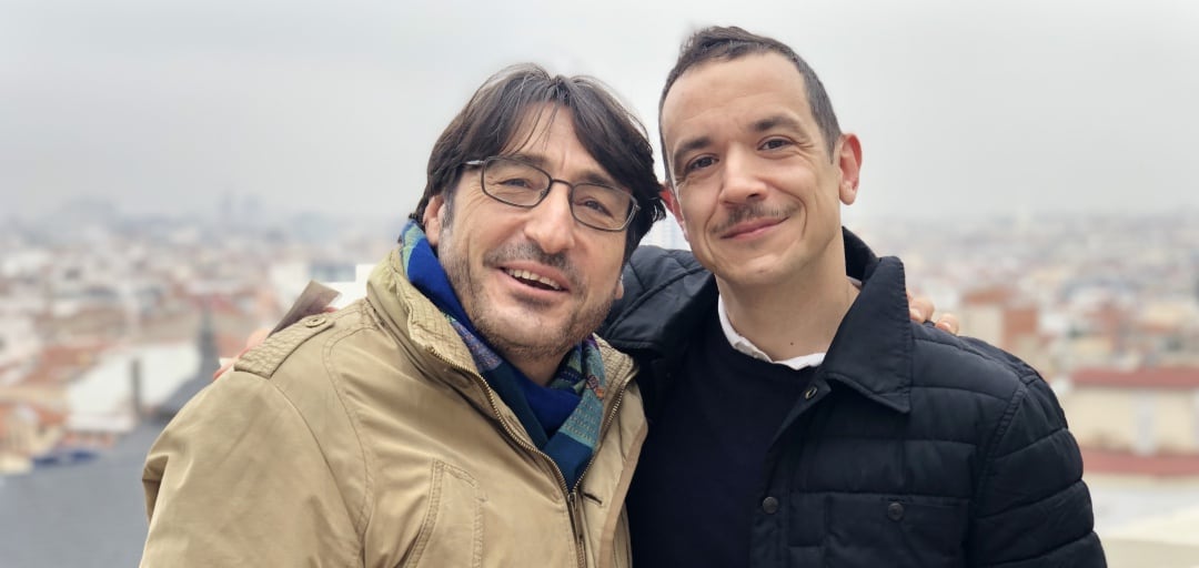 Carmelo Gómez y Luis Luque en la terraza de la Cadena SER tras la entrevista en A vivir Madrid