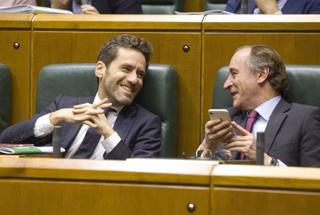 Los parlamentario del PP Alfonso Alonso (d) y Borja Sémper, durante el pleno ordinario que celebra este jueves el Parlamento Vasco en el que entre otros temas debate sobre Euskaltel, los aranceles impuestos por Estados Unidos y el Brexit.