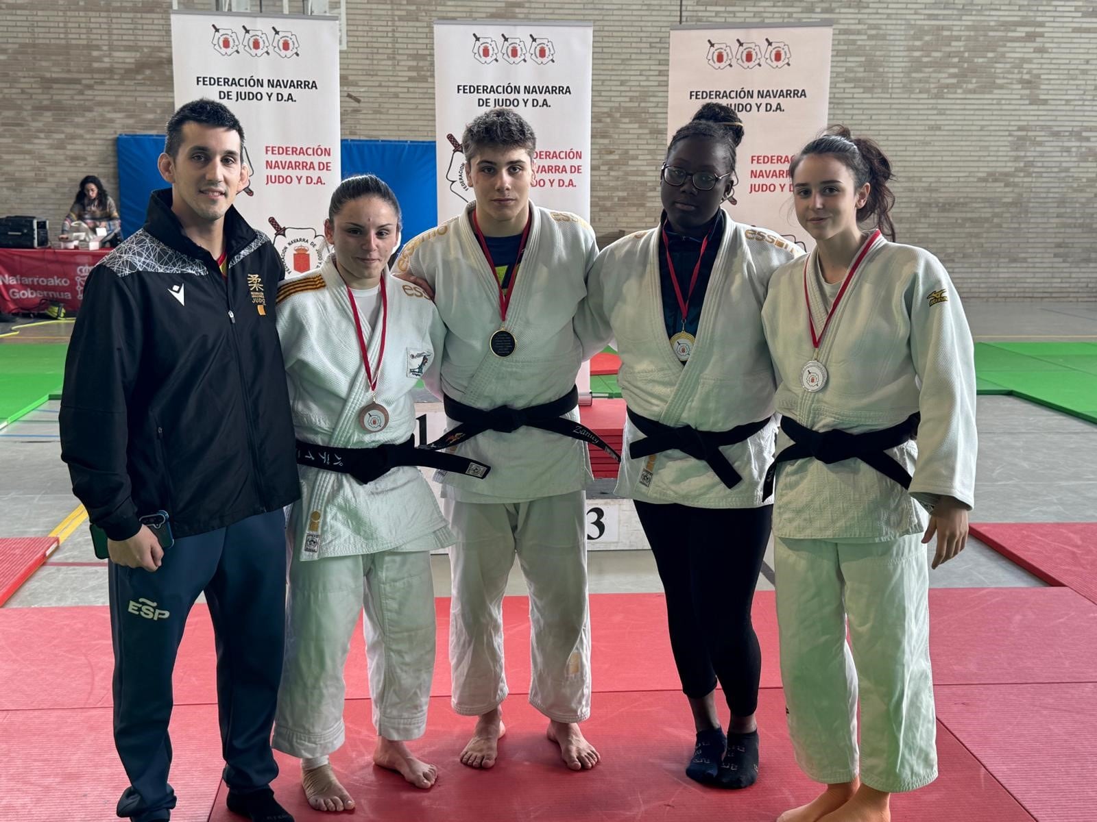 Raúl Clemente, Yesenia Padilla, Sandro Pla, Mama Coulibaly y Alejandra Pérez en Pamplona. Foto: CJ Binéfar