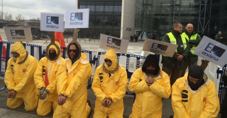 Trabajadores de Elcogas protestan ante la sede de Endesa en Madrid