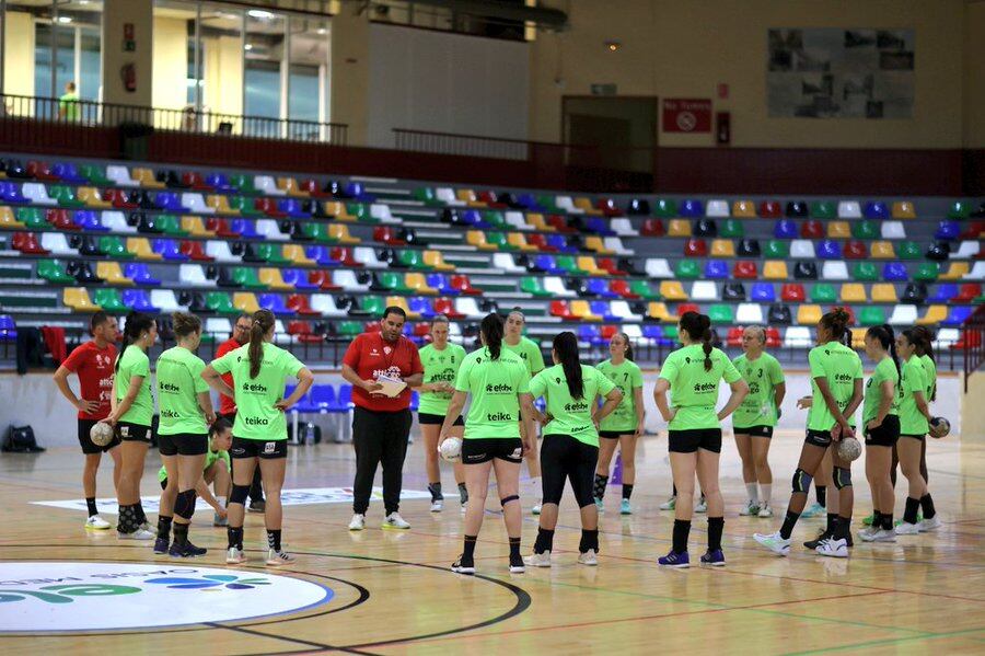 Las jugadoras del Elche Atticgo escuchan al técnico Joaquín Rocamora antes de un entrenamiento