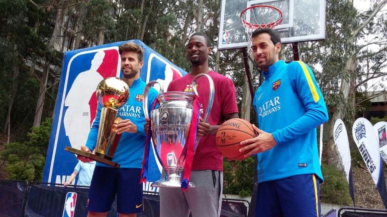 Piqué y Busquets posan junto a Harrison Barnes, de los Golden State Warrios