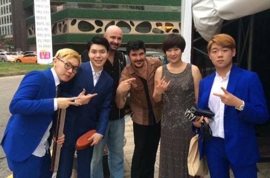 Marcos Coll posando junto a Byungran Lee y la Crossover Ensemble