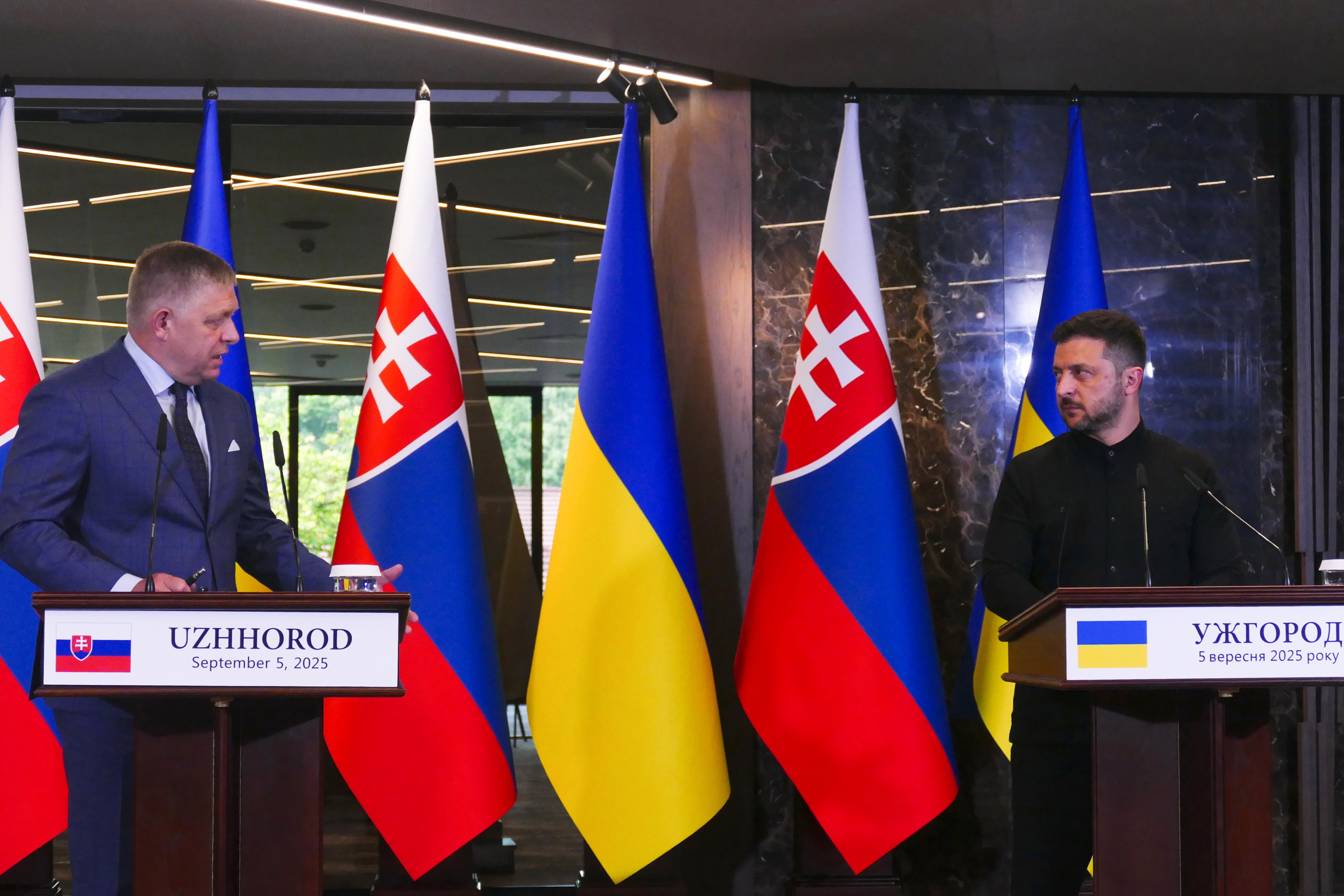 El primer ministro de Eslovaquia, Robert Fico, y el presidente de Ucrania, Volodimir Zelenski, en un encuentro bilateral el pasado mes de septiembre