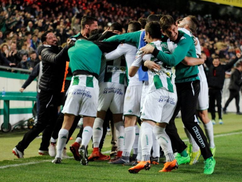 Los jugadores celebran el gol de Guardiola