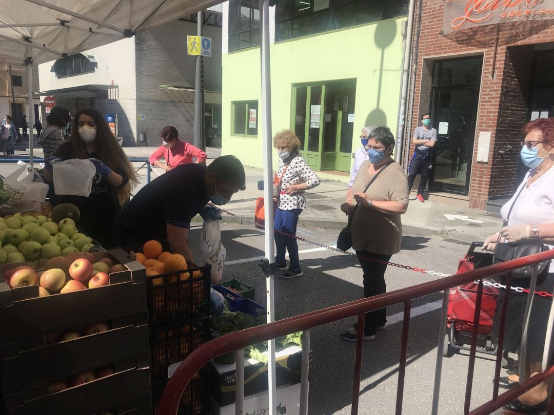 &quot;Muy bien organizado, pero hay que acostumbrar a la gente a guardar las distancias&quot;, decían los propietarios de los puestos