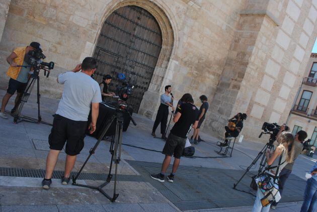 Momento de la grabación en la Plaza de España de Valdepeñas
