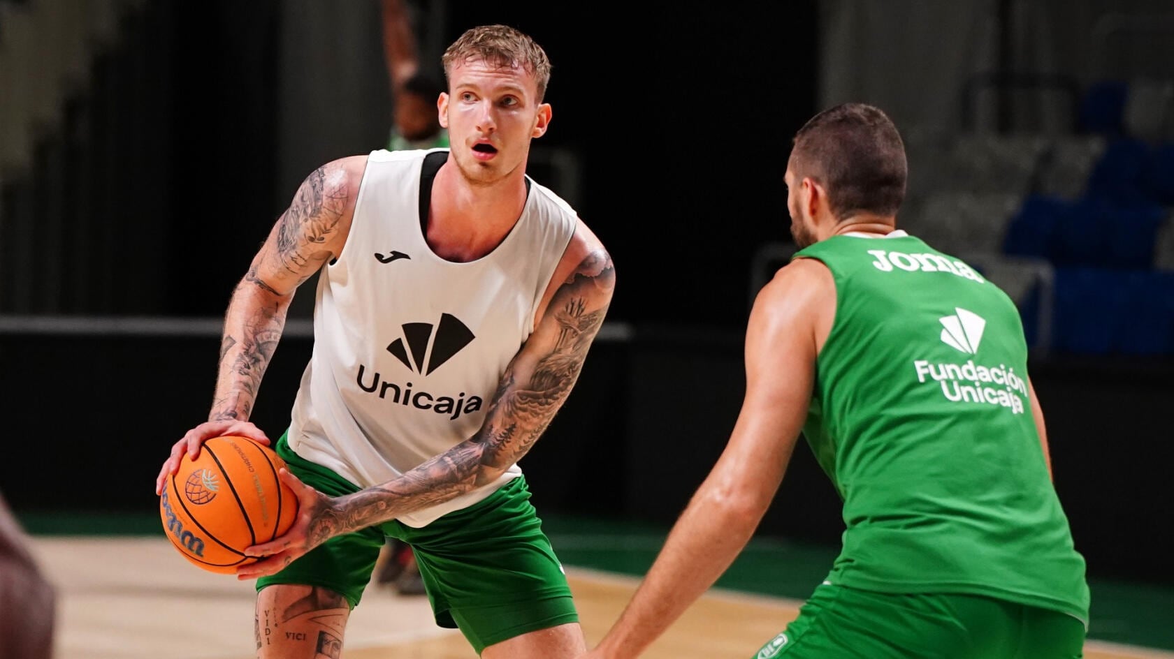 Balcerowski sostiene el balón en un entrenamiento del Unicaja