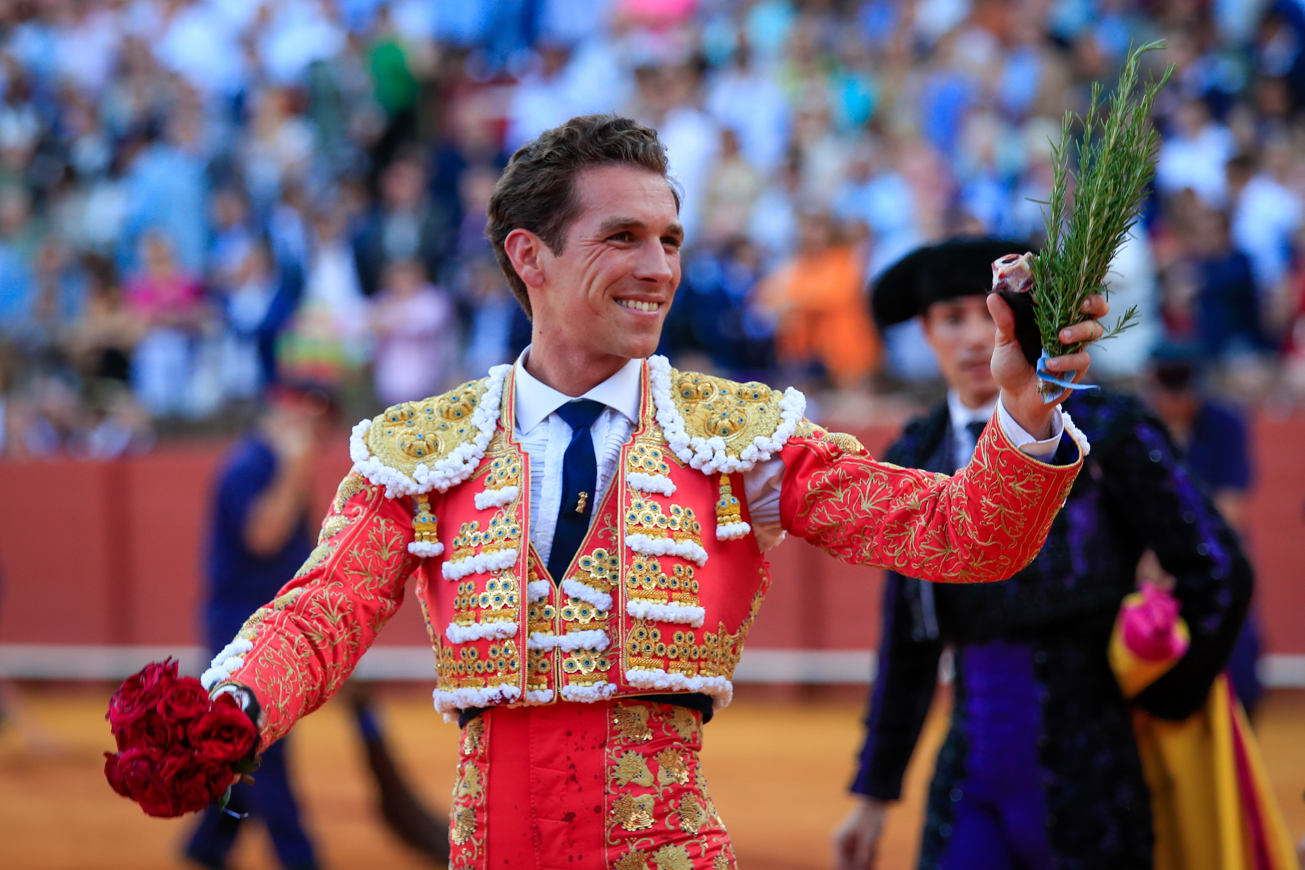 SEVILLA, 29/04/2023.- El torero Ginés Marín da la vuelta tras cortar dos orejas a su primer toro, de la ganadería de El Torero, en la decimotercera corrida de abono de la Feria de Abril esta tarde en la plaza de la Real Maestranza de Sevilla. EFE/Julio Muñoz
