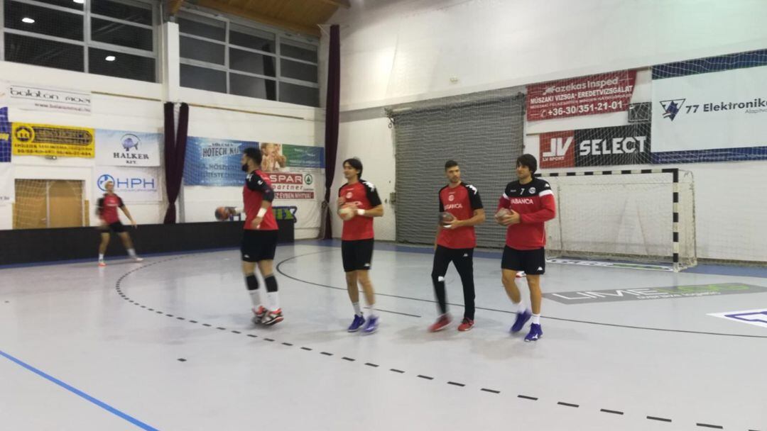 Los jugadores del ABANCA Ademar realizaron una suave sesión de entrenamiento en el escenario del partido