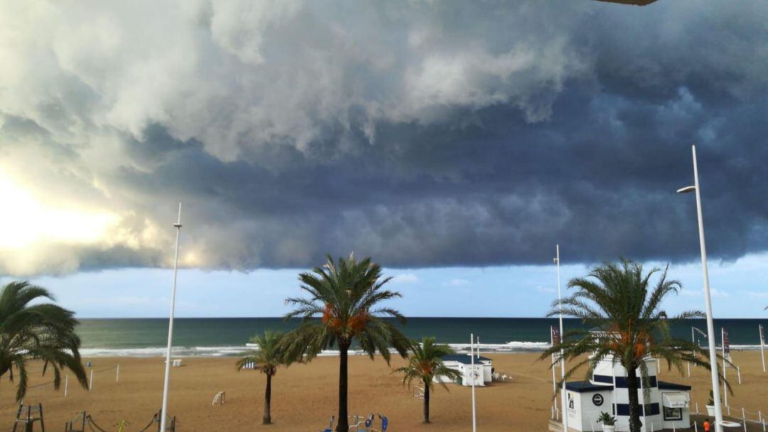 Nubes en la playa de Gandia a los inicios de una gota fría 