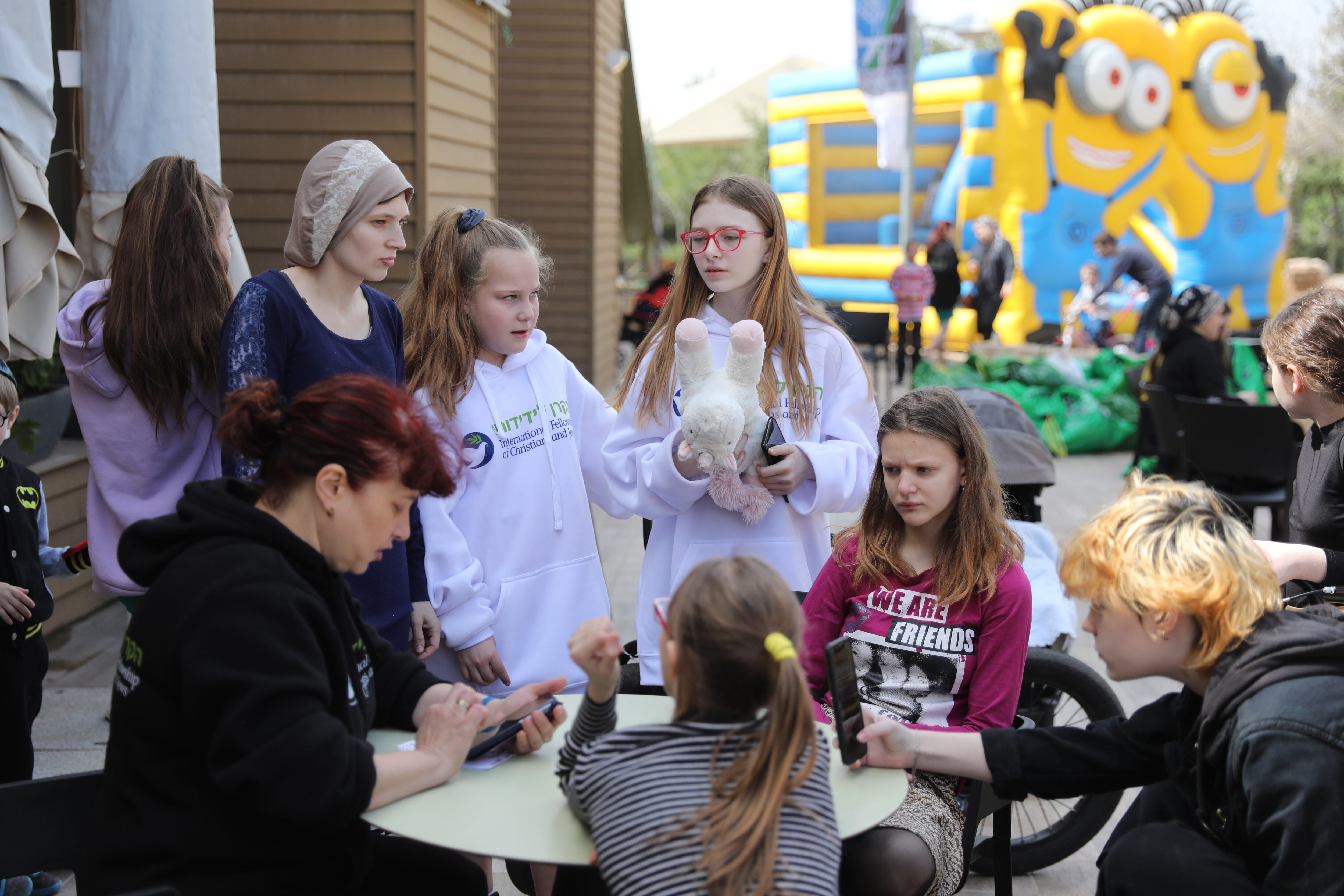 Tel Aviv (Israel), 07/03/2022.- Jewish Ukrainian migrant orphans from the Ukrainian orphanage 'Alumim' in Zhytomyr play in a Jewish National Fund guest house near Ness Harim outside Jerusalem, Israel, 07 March 2022. The Israeli government and the Jewish Agency are seeking to host Jewish refugees from the war zones in Ukraine. (Rusia, Ucrania, Estados Unidos, Jerusalén) EFE/EPA/ABIR SULTAN