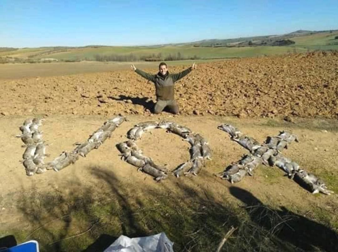 Imagen de un cazador con cadáveres de animales que forman la palabra &quot;Vox&quot;