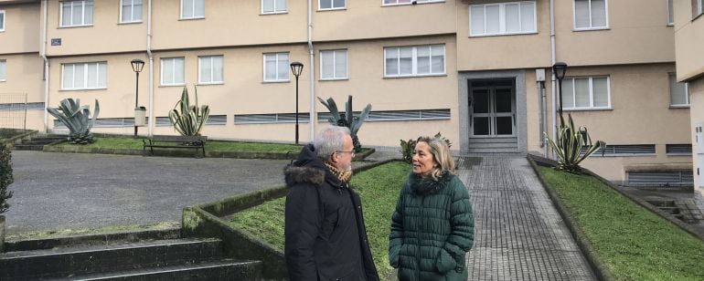Rosa Gallego vista el exterior del piso de la polémica