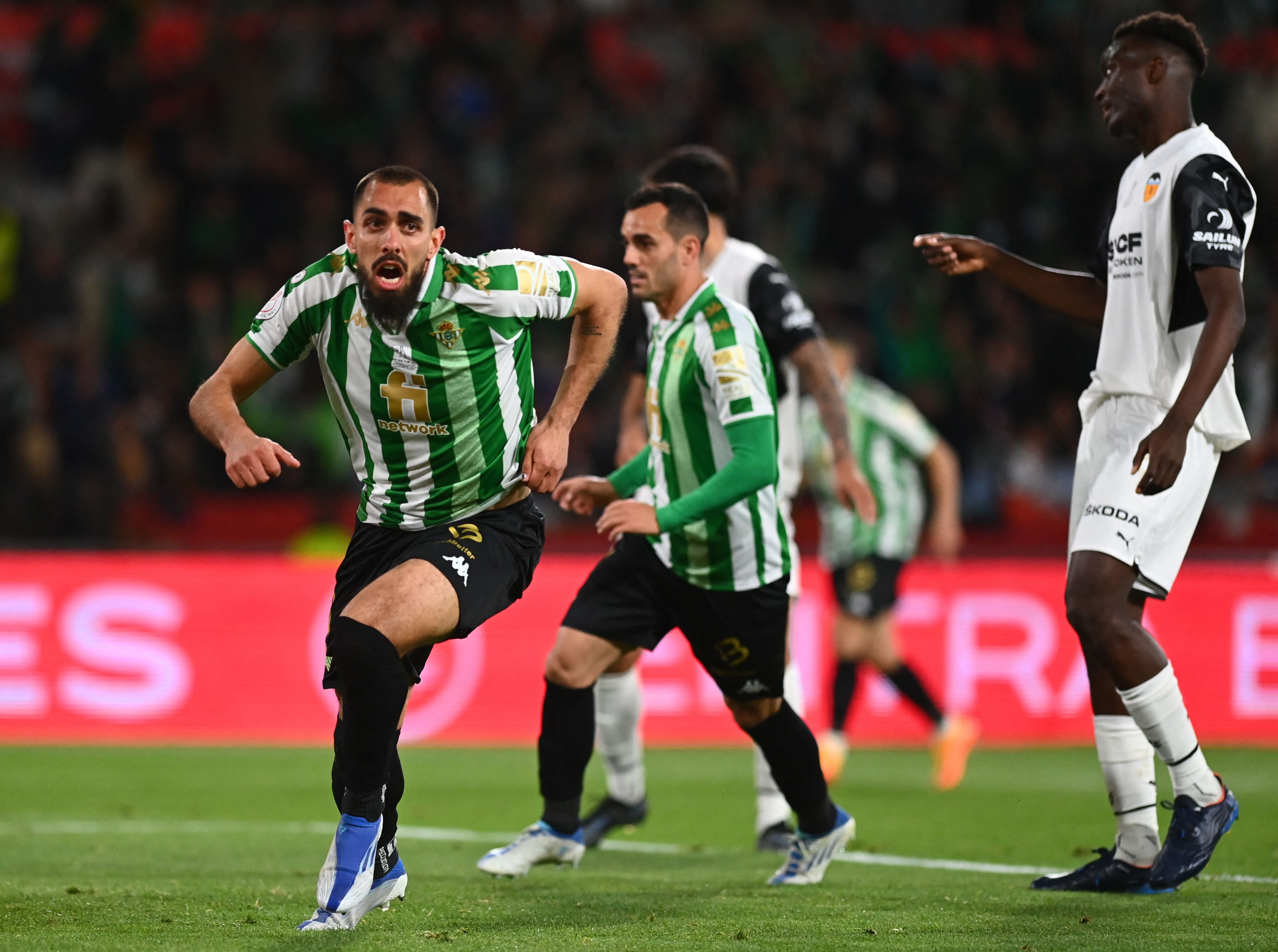 Borja Iglesias tras marcar el gol del Real Betis en la final de la Copa del Rey 2022 contra el Valencia CF. Getty Images