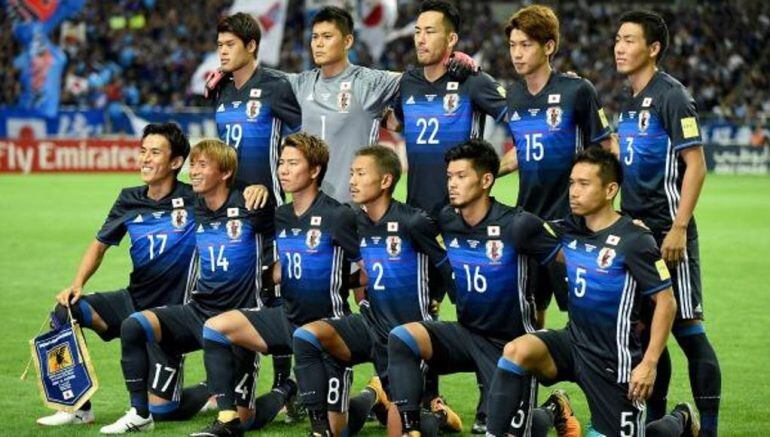 Formación de la selección japonesa con Ideguchi (2) en uno de sus últimos partidos oficiales