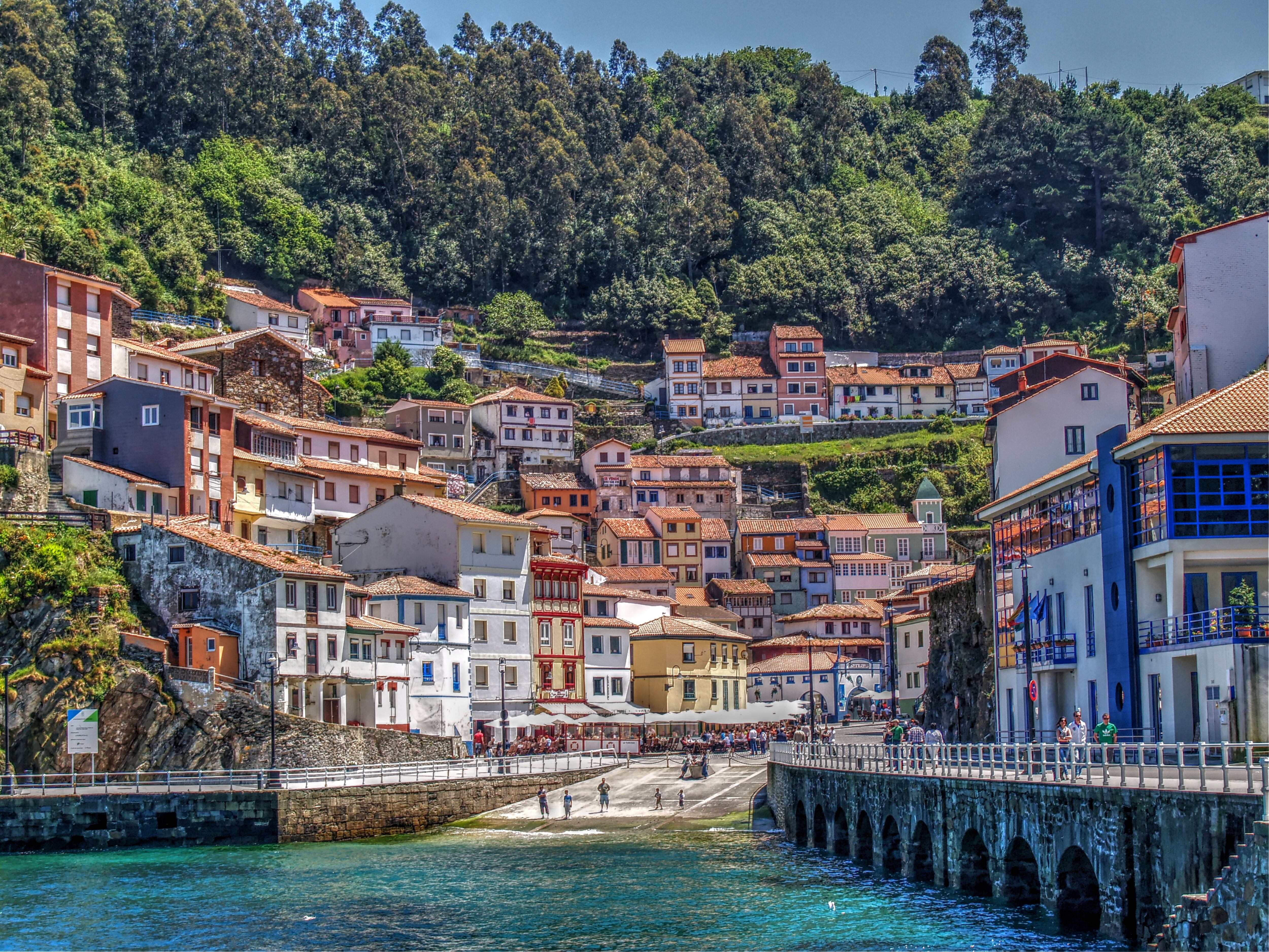 La playa del bonito pueblo de Cudillero, en Asturias.