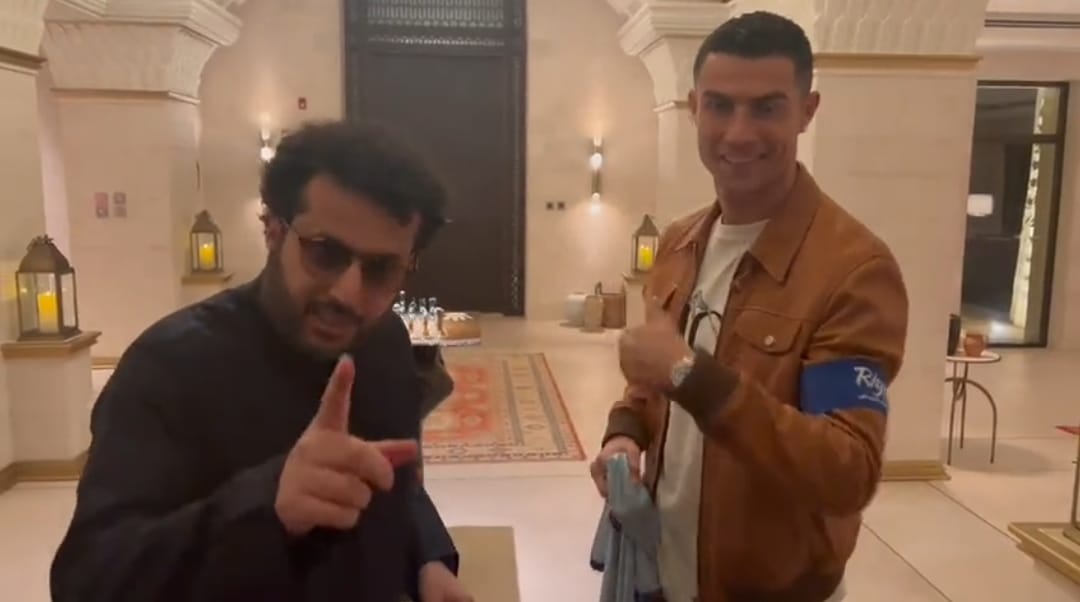 Captura del vídeo en el que aparece Turki y Cristiano Ronaldo.