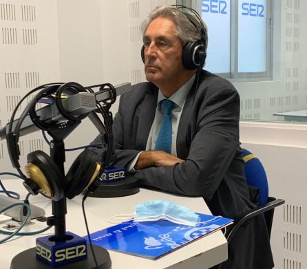 José Vicente Saz en los estudios de SER Henares. 