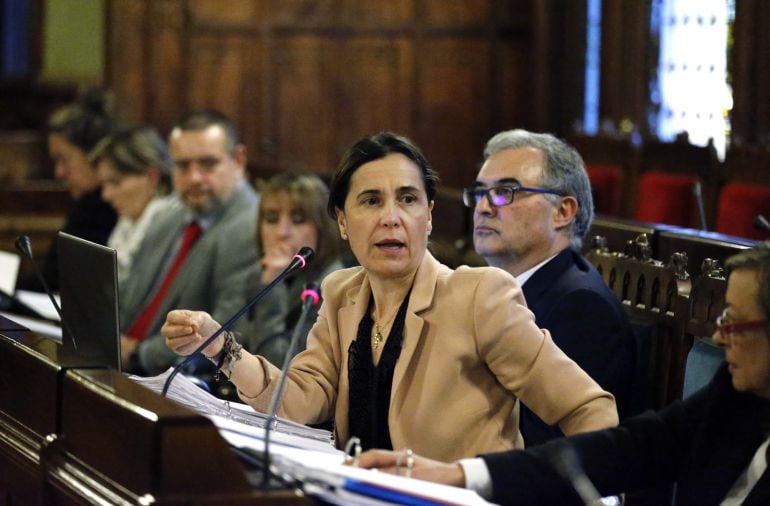 Carcedo, flanqueada por el equipo de la consejería durante su comparecencia en la Junta General. 