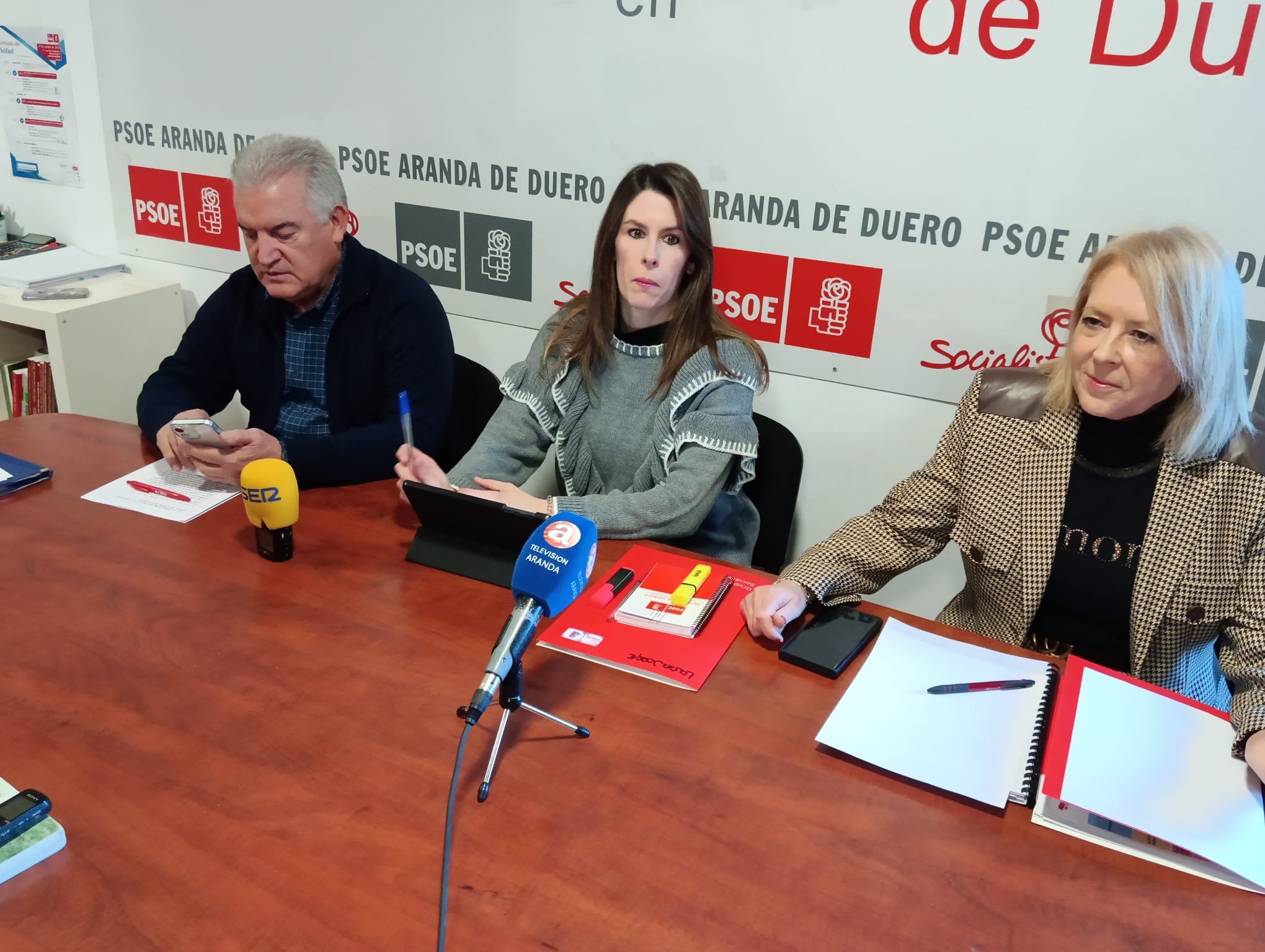 Laura Jorge, en el centro, explicó la postura del PSOE, acompañada de los concejales Ildefonso Sanz y Amparo Simón