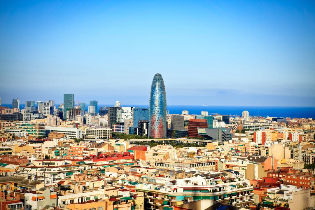 Vista de Barcelona con la torre Agbar.