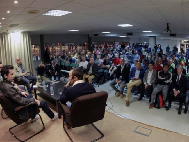 GRA459. GIJÓN, 19/10/2016.- El triatleta gallego Javier Gómez Noya (2d), premio Princesa de Asturias de los Deportes 2016, durante la reunión que ha mantenido esta tarde, en el Club de Natación Santa Olaya de Gijón, con representantes de los 29 clubes de