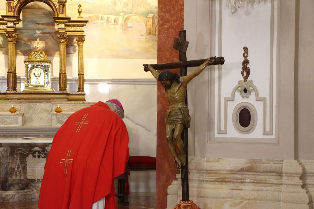 El obispo de Cartagena, José Manuel Lorca Planes, preside los Oficios de Viernes Santo desde la capilla del Palacio Episcopal en una imagen de archivo