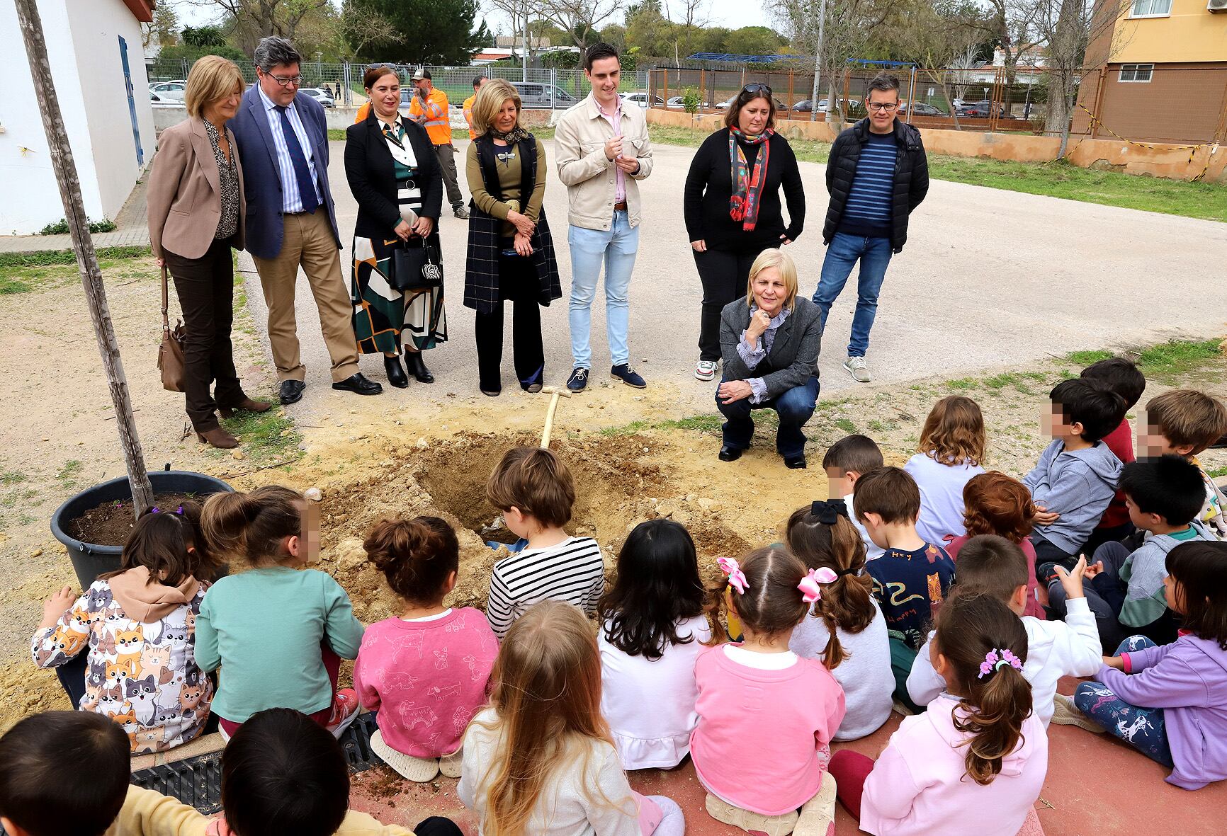 Plantación de árboles en el CEIP Antonio Machado de Jerez