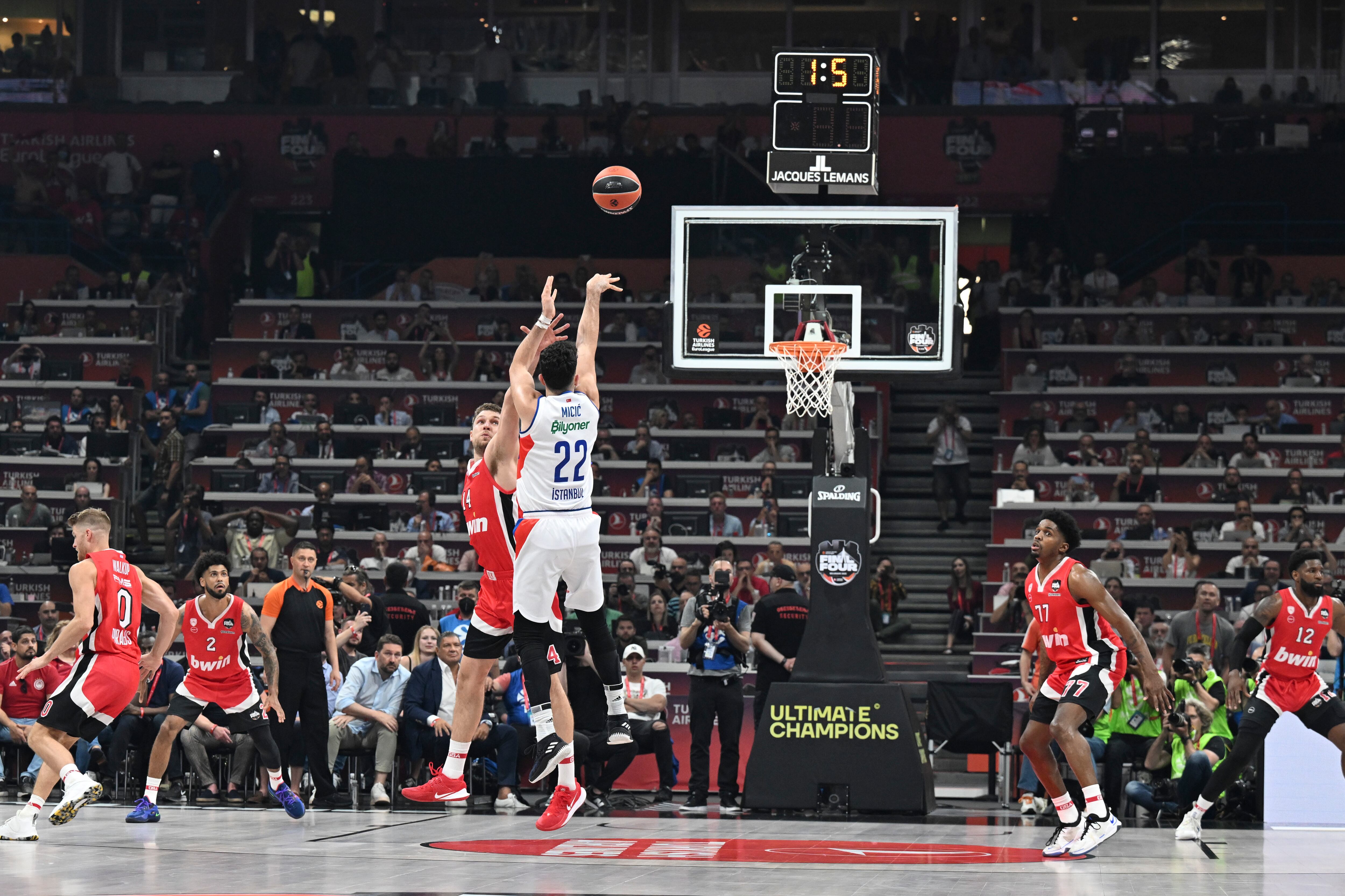 Vasilije Micic, del Anadolu Efes, anota el triple decisivo ante el Olympiacos en la Final Four