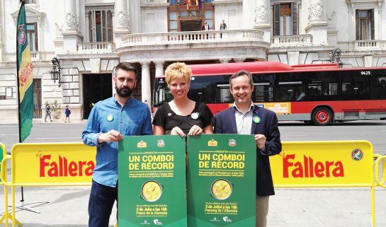 Fuset y Acosta junto a la responsable de Arroz La Fallera