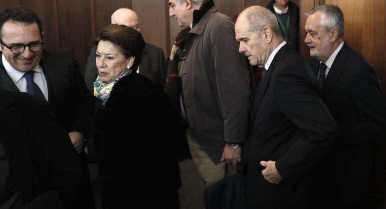  Los expresidentes socialistas José Antonio Griñán (d) y Manuel Chaves (i), junto a la exconsejera de Hacienda Magdalena Álvarez (2i), llegan a la sala de la Audiencia de Sevilla donde se ha reanudado hoy el juicio de la pieza política de los ERE