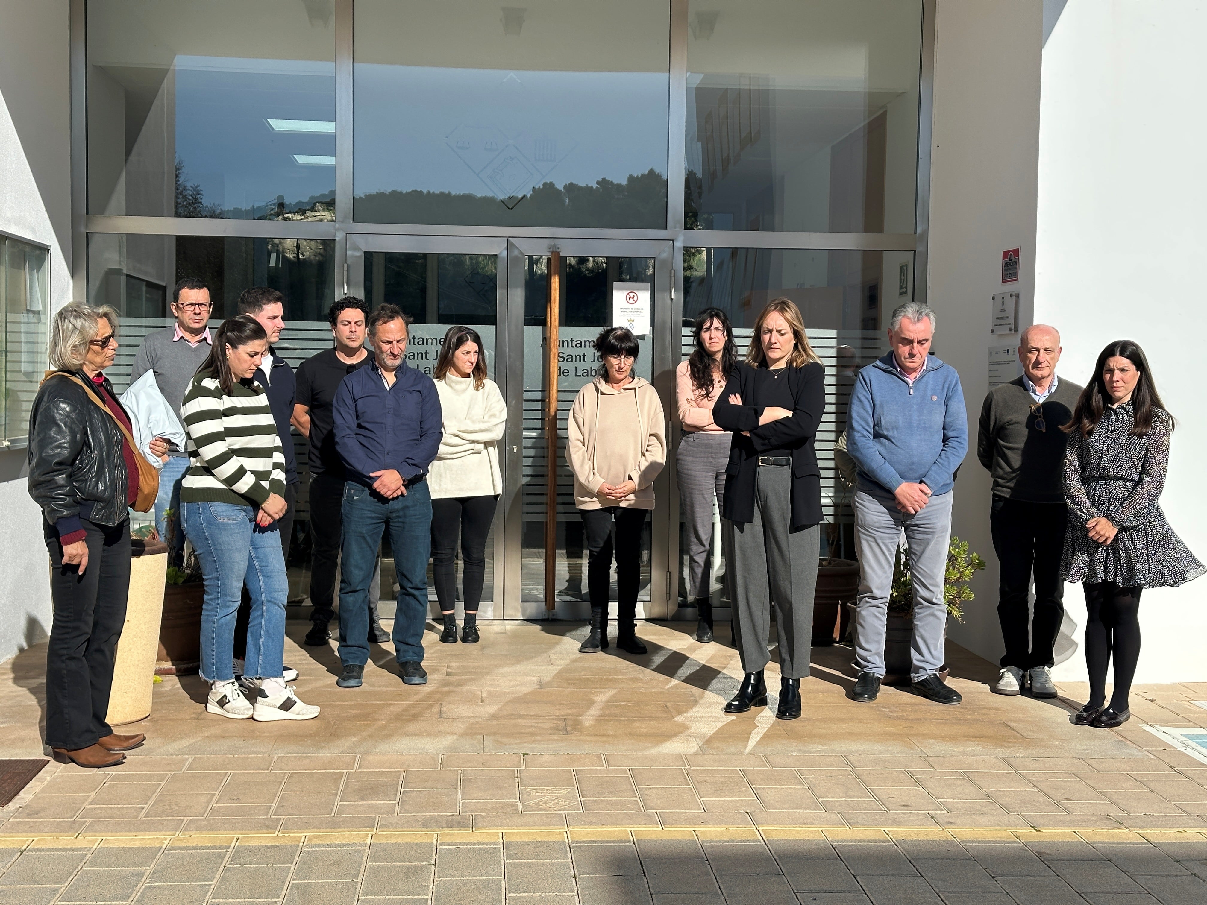 Minuto de silencio en Sant Joan