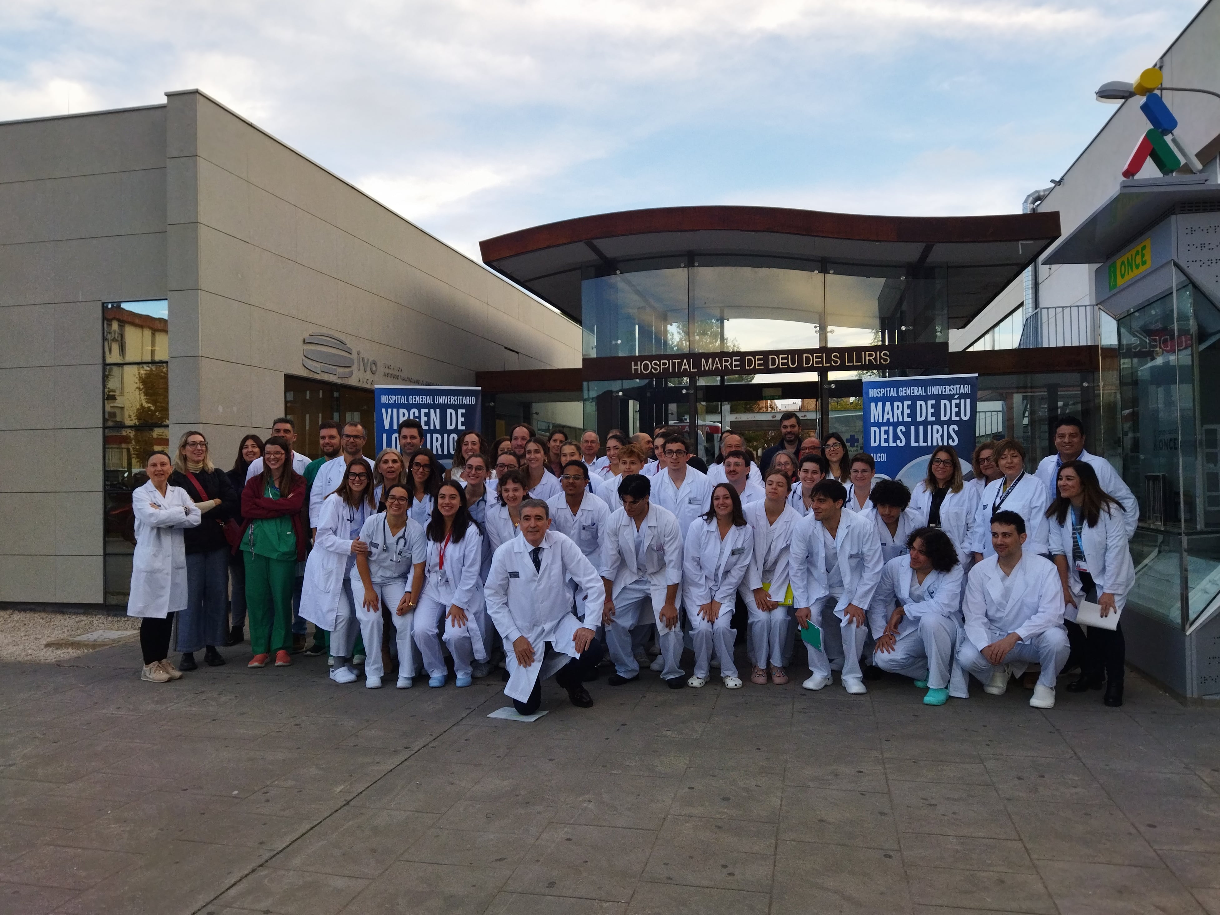 Los estudiantes de 3º de Medicina de la Universidad de Alicante han sido recibidos este lunes en el hospital Mare de Déu dels Lliris, que se estrena como universitario.