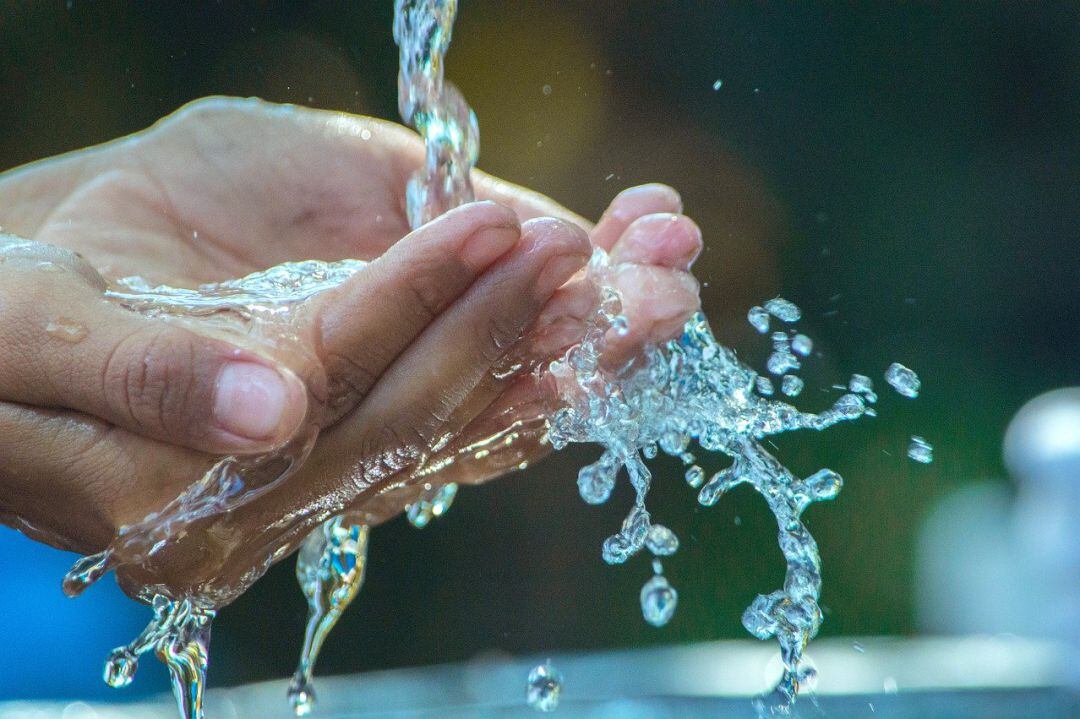 Salud recomienda beber más agua incluso sin sensación de sed, entre otras medidas